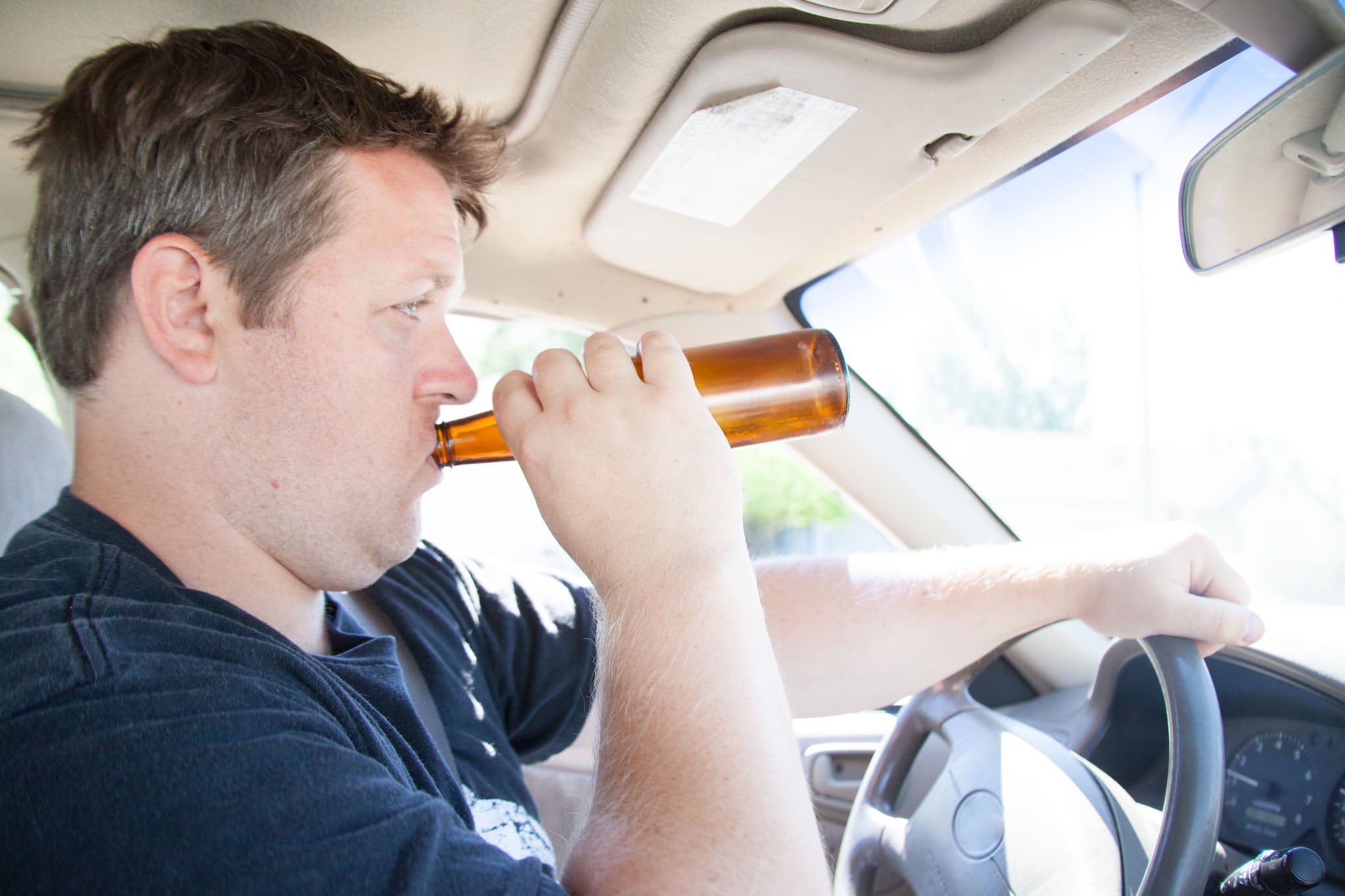 Успокоительное принимали за рулем. Водитель пьет. Водитель пьет пиво за рулем. Водитель бухать пиво. Таксист пьёт пиво.